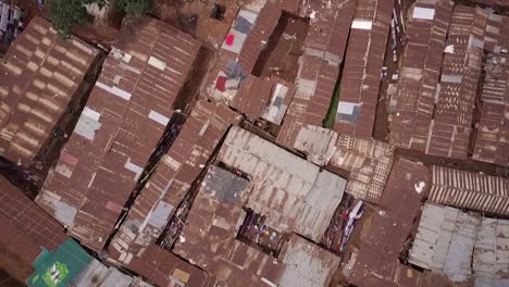 Toma-Aérea-Mirando-Hacia-Abajo-Por-Encima-De-Vastos-Barrios-Marginales-Superpoblados-En-Kibera,-Nairobi,-Kenia,-África-1