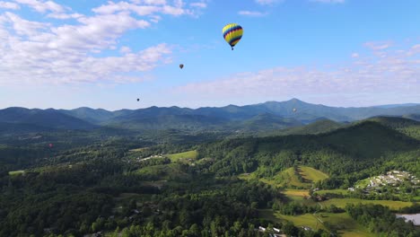 Eine-Ausgezeichnete-Luftaufnahme-Von-Heißluftballons,-Die-über-Asheville-North-Carolina-Fliegen-1