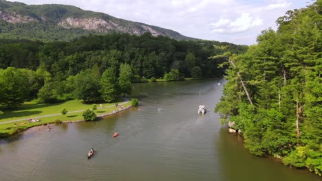 An-Excellent-Vista-Aérea-Shot-Of-People-Kayaking-And-Riding-Other-Boats-On-Lake-Lure-In-Chimney-Rock-North-Carolina