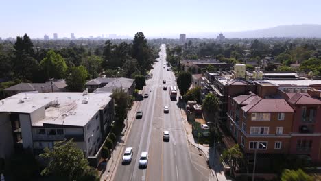 Eine-Ausgezeichnete-Luftaufnahme-Von-Autos,-Die-In-Richtung-Los-Angeles-Kalifornien-Fahren