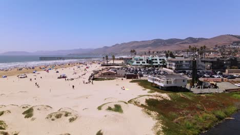 Eine-Ausgezeichnete-Luftaufnahme-Eines-Parkplatzes-Und-Resort-Am-Pismo-Beach-Kalifornien