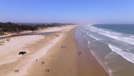 Eine-Ausgezeichnete-Luftaufnahme-Von-Touristen,-Die-Pismo-Beach-Kalifornien-Genießen-1