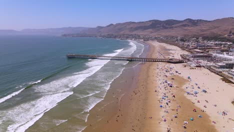 Eine-Ausgezeichnete-Luftaufnahme-Von-Touristen,-Die-Pismo-Beach-California-2-Genießen