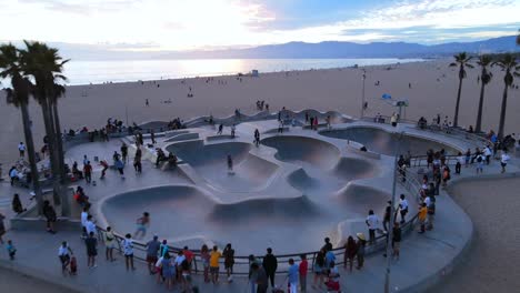 Eine-Ausgezeichnete-Luftaufnahme-Von-Menschen,-Die-Einen-Skatepark-In-Venice-Beach-Kalifornien-Genießen