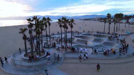 Eine-Ausgezeichnete-Luftaufnahme-Von-Menschen,-Die-Einen-Skatepark-In-Venice-Beach-Kalifornien-Genießen-1