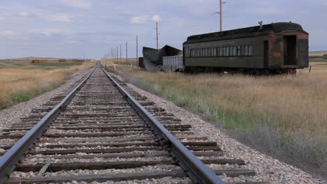 Un-Viejo-Vagón-De-Ferrocarril-Pullman-Abandonado-Se-Asienta-Sobre-Un-Apartadero-A-Lo-Largo-De-Un-Tramo-Solitario-De-La-Vía-Del-Tren