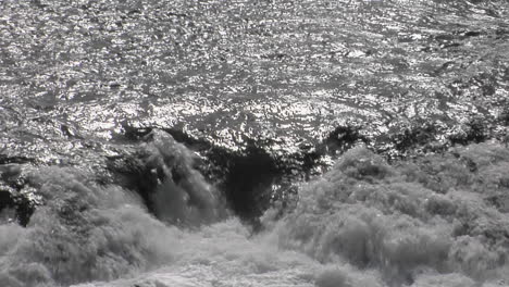 Wasser-Stürzt-über-Felsen-In-Einem-Fluss