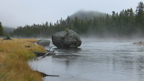 Dampf-Steigt-Aus-Einem-Geothermischen-Fluss-An-Einem-Nebligen-Morgen-Im-Yellowstone-Nationalpark-Auf
