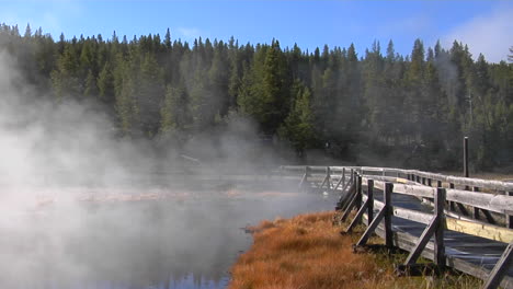 Dampf-Steigt-Aus-Einem-Geothermischen-Pool-Im-Yellowstone-Nationalpark