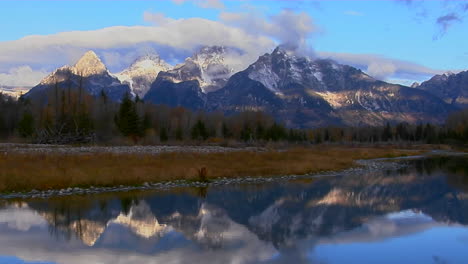 Las-Montañas-Grand-Teton-Se-Reflejan-Perfectamente-En-Un-Lago-De-Montaña