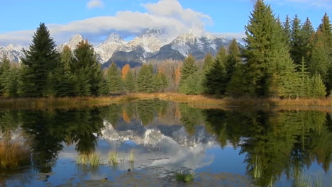 The-Grand-Teton-Montañas-Are-Reflected-In-A-Montaña-Lake-1