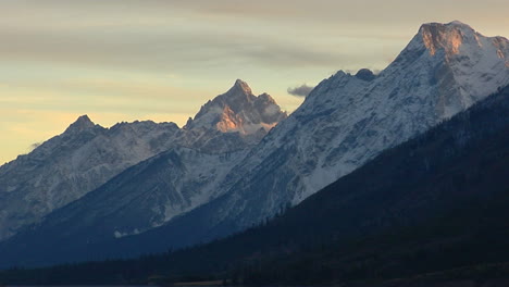 Pink-Sunlight-Graces-The-Tips-Of-A-Montaña-Pass-In-The-Grand-Tetons