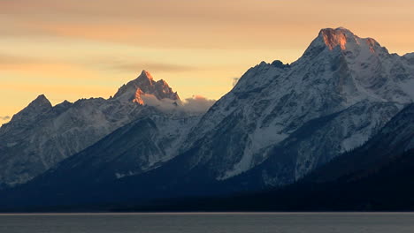 Orange-Light-Brushes-The-Tips-Of-The-Mountain-Peaks-In-The-Grand-Tetons