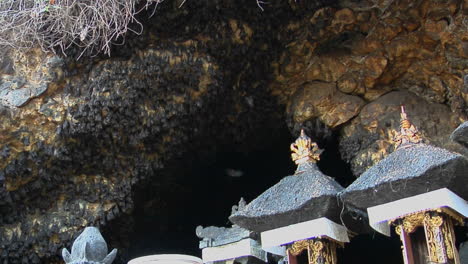 Fledermäuse-Hängen-An-Den-Wänden-Des-Pura-Goa-Lawah-Tempels-In-Indonesien