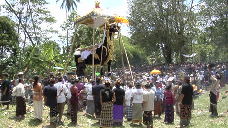 Eine-Große-Gruppe-Von-Menschen-Versammeln-Sich-Bei-Einer-Einäscherungszeremonie-In-Indonesien-1