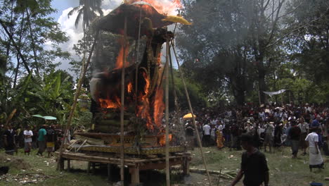 Eine-Große-Statue-Eines-Brahma-Stiers-Fängt-Feuer-Und-Verbrennt-Bei-Einer-Balinesischen-Einäscherungszeremonie