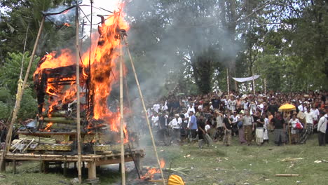 Una-Pira-Funeraria-Arde-En-Una-Ceremonia-De-Cremación-En-Indonesia