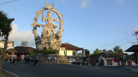 Una-Estatua-Gigante-De-Un-Dios-Hindú-Se-Encuentra-En-El-Centro-De-Una-Intersección-En-Bali,-Indonesia