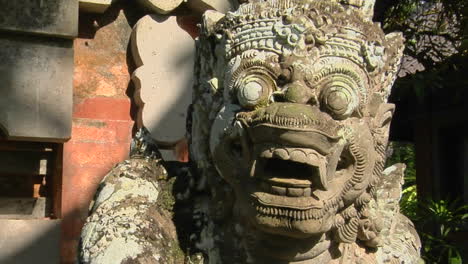 Eine-Balinesische-Gottsteinschnitzerei-Bewacht-Einen-Tempel