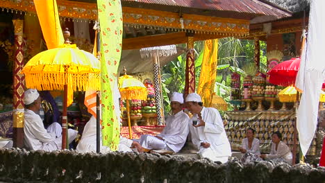 Balinesische-Heilige-Männer-Bereiten-Sich-Auf-Eine-Religiöse-Veranstaltung-In-Bali-Indonesien-Vor