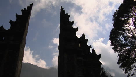Las-Nubes-Pasan-Por-Encima-De-Las-Puertas-De-Un-Templo-Balinés-En-Bali,-Indonesia
