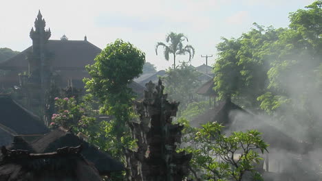 Los-árboles-Se-Paran-Delante-De-Un-Templo-En-Bali,-Indonesia