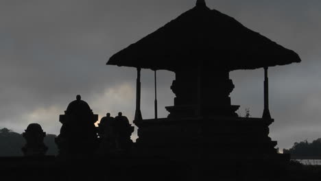 Un-Templo-Balinés-Se-Erige-En-Silueta