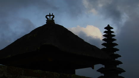 Un-Templo-Balinés-Se-Encuentra-En-Silueta-1