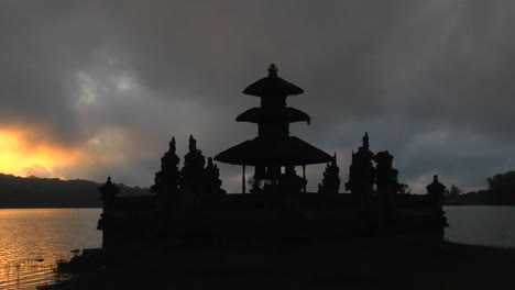Ein-Balinesischer-Tempel-überblickt-Spiegelungen-In-Einem-See-3