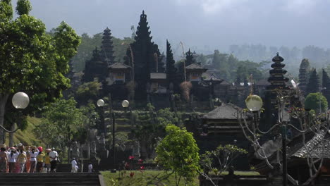 Besucher-Nähern-Sich-Einer-Balinesischen-Tempelanlage