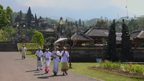 Eine-Religiöse-Prozession-Führt-Am-Besakih-Tempel-In-Bali-Indonesien-Vorbei