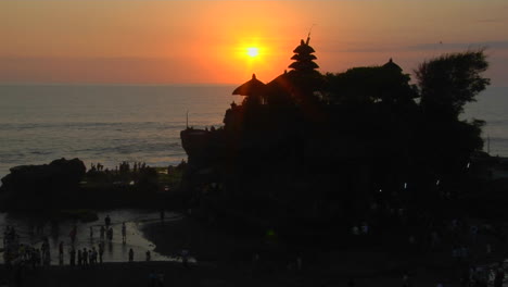 El-Sol-Siluetas-El-Templo-Pura-Tanah-Lot-En-Bali-Indonesia
