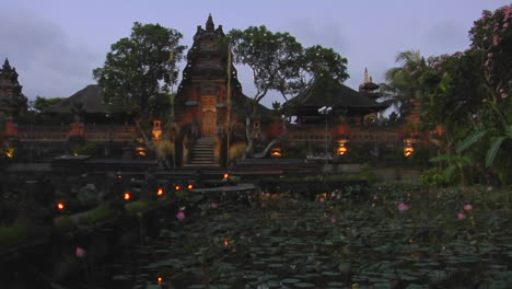 Las-Luces-Parpadean-En-Los-Terrenos-De-Un-Templo-En-Bali,-Indonesia
