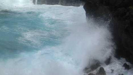 Ein-Großer-Pazifischer-Sturm-Schlägt-Hawaii-Mit-Großen-Wellen-1wai