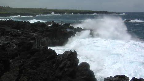 Ein-Großer-Pazifischer-Sturm-Schlägt-Hawaii-Mit-Großen-Wellen-2