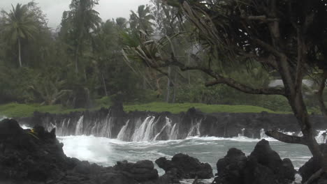 Ein-Großer-Pazifischer-Sturm-Schlägt-Hawaii-Mit-Großen-Wellen-3