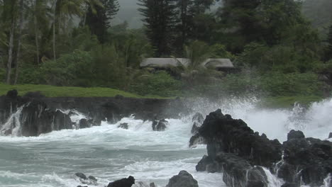 Ein-Großer-Pazifischer-Sturm-Schlägt-Hawaii-Mit-Großen-Wellen-4