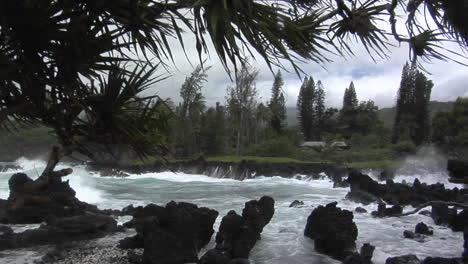 Ein-Großer-Pazifischer-Sturm-Schlägt-Hawaii-Mit-Großen-Wellen-7