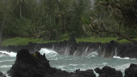 Ein-Großer-Pazifischer-Sturm-Schlägt-Hawaii-Mit-Großen-Wellen-10