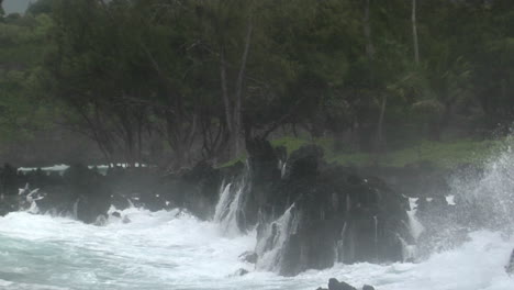Ein-Großer-Pazifischer-Sturm-Schlägt-Hawaii-Mit-Großen-Wellen-11