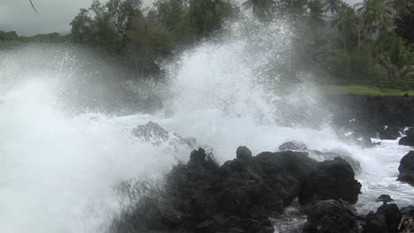 Ein-Großer-Pazifischer-Sturm-Schlägt-Hawaii-Mit-Großen-Wellen-13