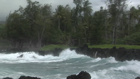 Ein-Großer-Pazifischer-Sturm-Schlägt-Hawaii-Mit-Großen-Wellen-14