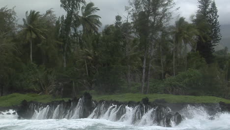 Ein-Großer-Pazifischer-Sturm-Schlägt-Eine-Tropische-Insel-Mit-Großen-Wellen