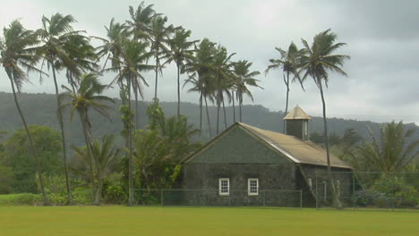 Eine-Kirche-Steht-Auf-Einer-Tropischen-Insel-Während-Eines-Sturms