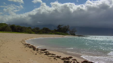 Wellen-Rollen-In-Einen-Wunderschönen-Weißen-Sandstrand-In-Hawaii