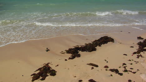 Wellen-Rollen-In-Einen-Wunderschönen-Weißen-Sandstrand-In-Hawaii-1