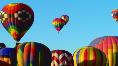 Bunte-Luftballons-Steigen-über-Dem-Albuquerque-Balloon-Festival-Auf