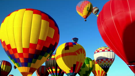 Schwenken-Sie-über-Wunderschöne-Ballons,-Die-Beim-Ballonfestival-In-Albuquerque-Starten-1