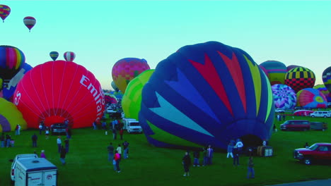 Zeitrafferaufnahme-Von-Ballons,-Die-Sich-Beim-Ballonfestival-In-Albuquerque-Füllen-Und-Steigen