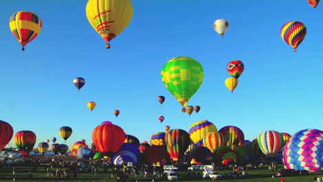 Heißluftballons-Steigen-Beim-Albuquerque-Balloon-Festival-Vor-Blauem-Himmel-Auf
